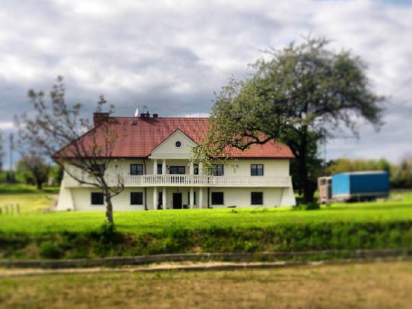 Dom - widok z tyłu i osobne wejście do poki nr 3 i 4