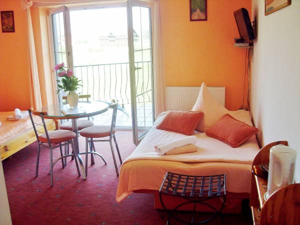 Nowoczesny pok.2-4-os. z nowym ,hotelowym łozkiem małżeńskim ( lub 2 pojed. na zyczenie) na sprężynach bonellowych, kanapa rozkładaną,balkonem, sat-tv, nowoczesną łazienką ( deszczownica) lodówką, czajnikiem, filiżankami, talerzykami, sztuccami