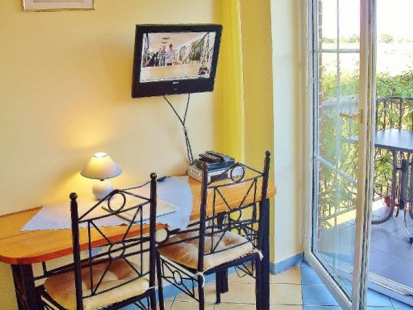 Pok.2-os. nr 3 z nowym ,hotelowym łozkiem małżeńskim ( lub 2 pojed. na zyczenie) na sprężynach bonellowych, balkonem, sat-tv, lodówką, czajnikiem, filiżankami, talerzykami, sztuccami