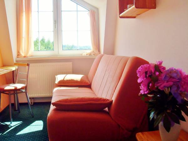 Pokój ( nr5) studio dla 2-4 osób z łózkiem małżeńskim ( lub 2 pojde. na życzenie), kanapą rozkładaną, sat-tv, lodowką, czajnikiem,, elektr., fiiżankami, talerzykami, sztuccami, łazienką ( ręczniki, mydło w płynie); balkon ogólnodostępny ( stól , krzesła) zaraz obok pokoju