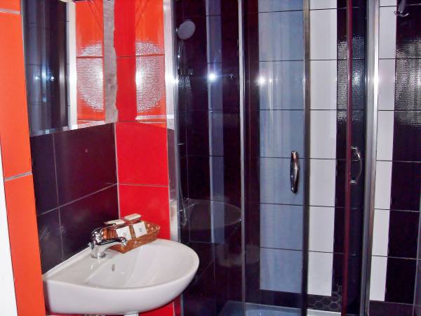 Nowoczesna łazienka z deszczownicą w pok. nr 4, 7 +8