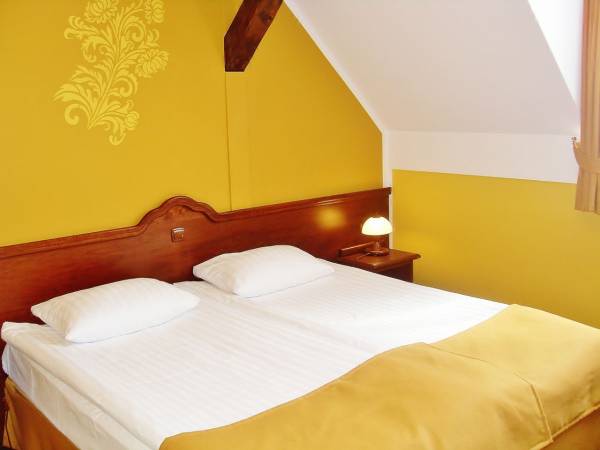 Każdy pokój wy posażony jest w wygodne łózka 