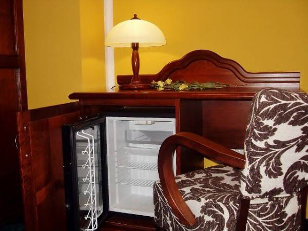 Każdy pokój wyposażony jest w małą chłodziarkę