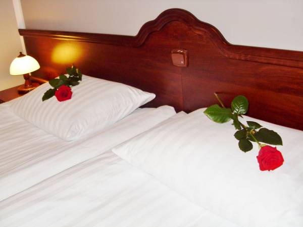 Każdy pokój wy posażony jest w wygodne łózka 