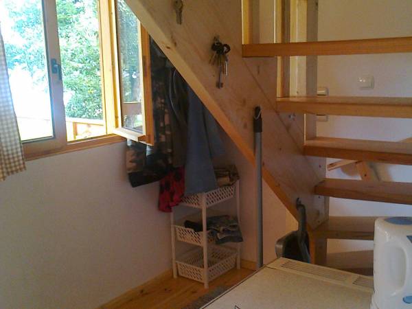 Schody na piętro w domku drewnianym