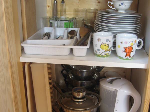 Na wyposażeniu kpl. naczyń, sztućców, czajnik.