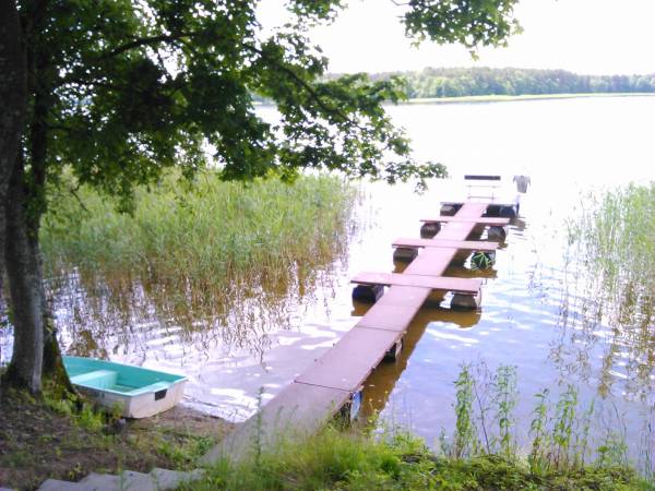 Pomost i łódka domku drewnianego