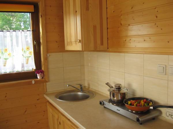 Na wyposażeniu kuchenka.