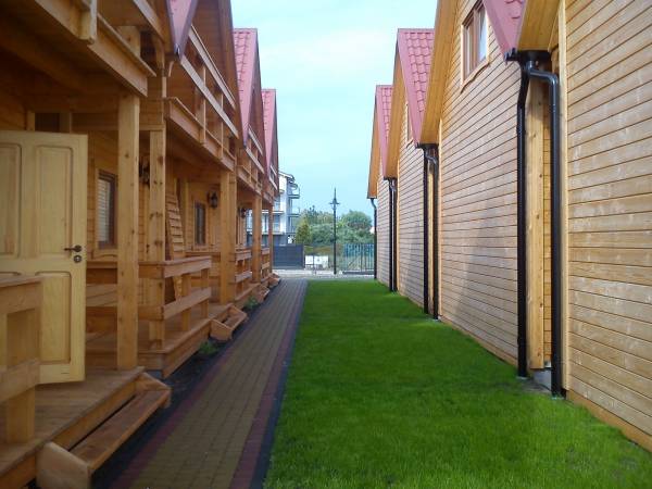 przejście między domkami