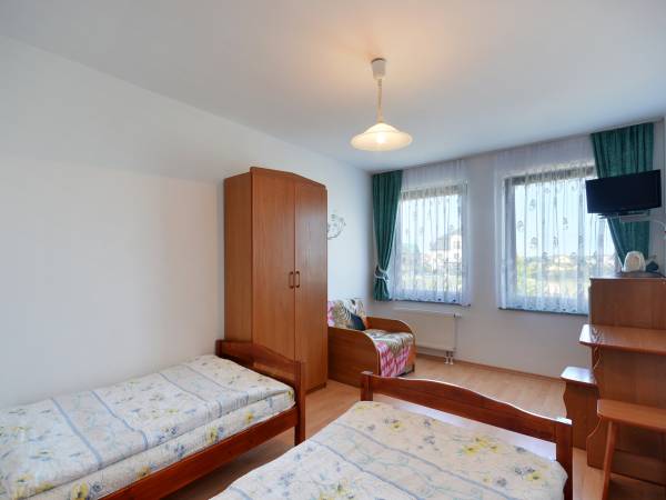 pokój dwuosobowy z pojedynczymi łóżkami