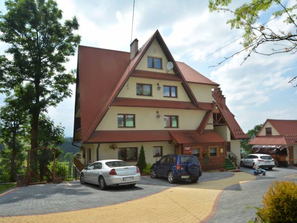 przed domem duży parking