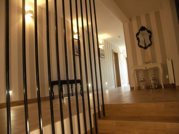 Widok ze schodów na górny hol