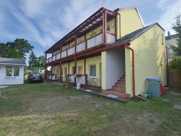 Komfortowe pokoje z łazienkami i dostępem do kuchni letniej