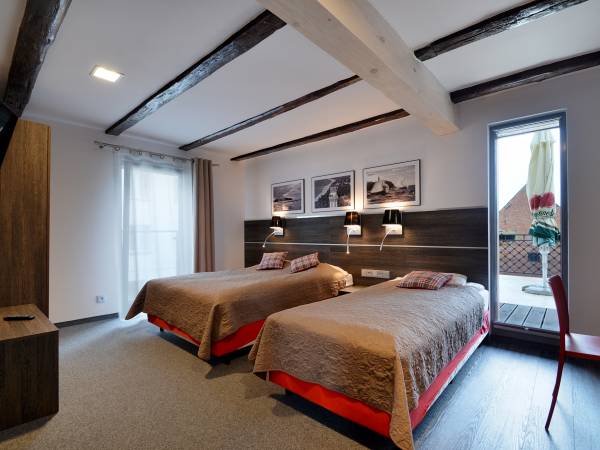 pokój trzyosobowy z lodówką