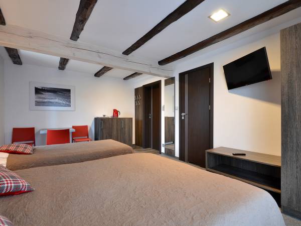 pokój trzyosobowy z lodówką