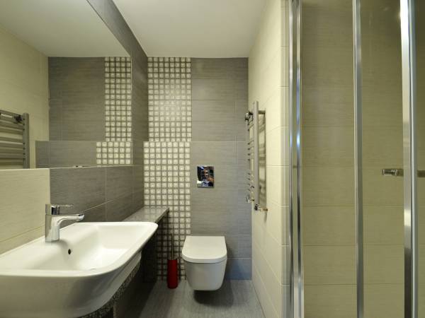 pokój trzyosobowy z lodówką