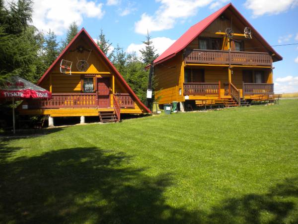 domki od lewej 7 os. od prwej domek podzielony na dwiepołowy z każdej strony dla 5 osób