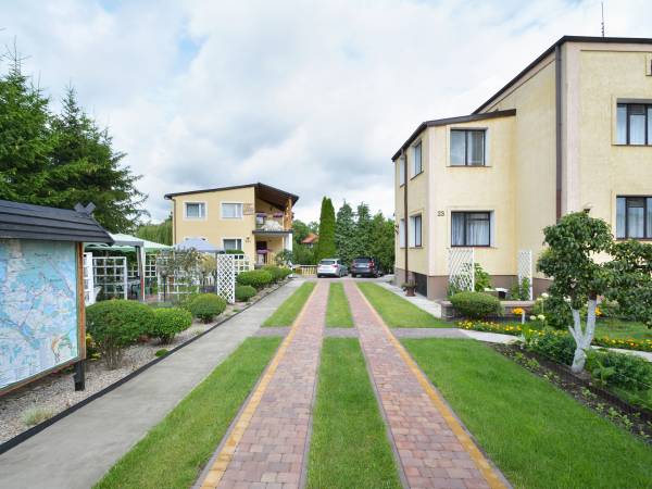 ''Aga '',a obok dom gosodarzy.