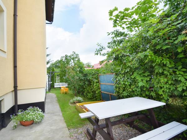 Kącik dla dzieci./huśt.,piask.,mebelki./