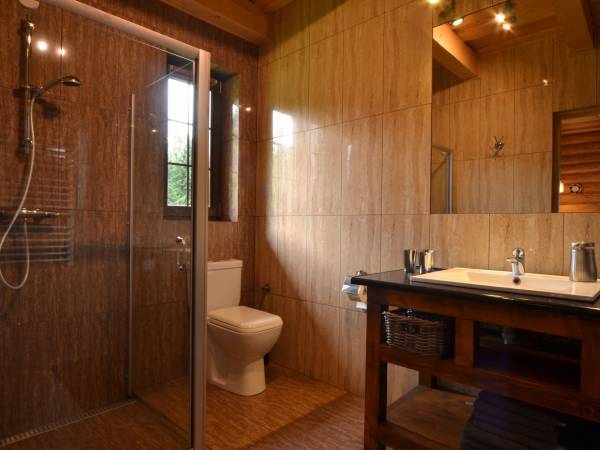 jedna z łazienek w domu 16 osobowym