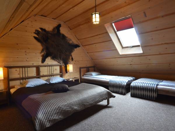 sypialnia na piętrze dom 10 osobowy 