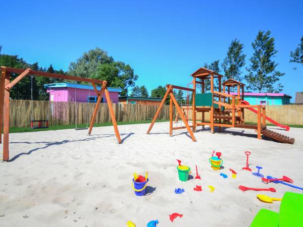 Plac zabaw z piaskownicą