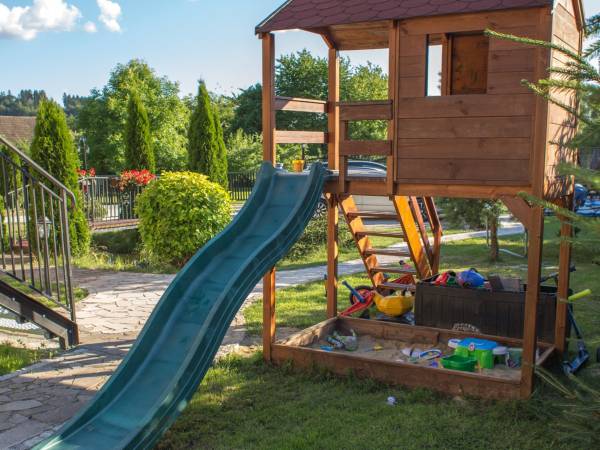 Domek ze zjeżdżalnią