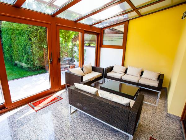 Taras z ogrodem zimowym