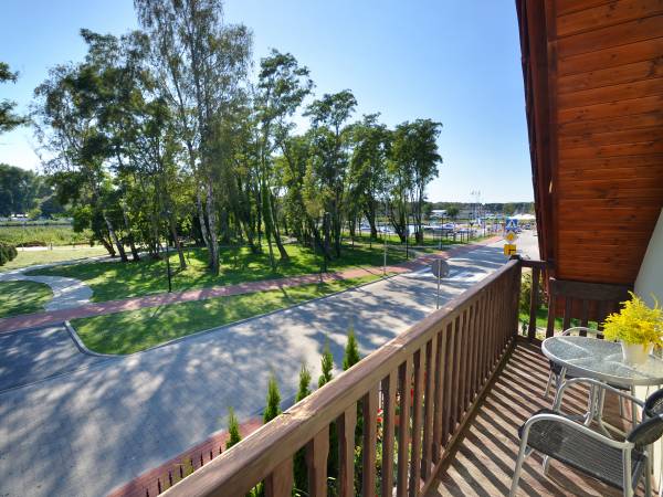 WIDOK Z BALKONU NA RZEKĘ DZIWNA I MARINĘ