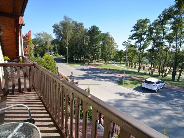 WIDOK Z BALKONU NA RZEKĘ DZIWNA