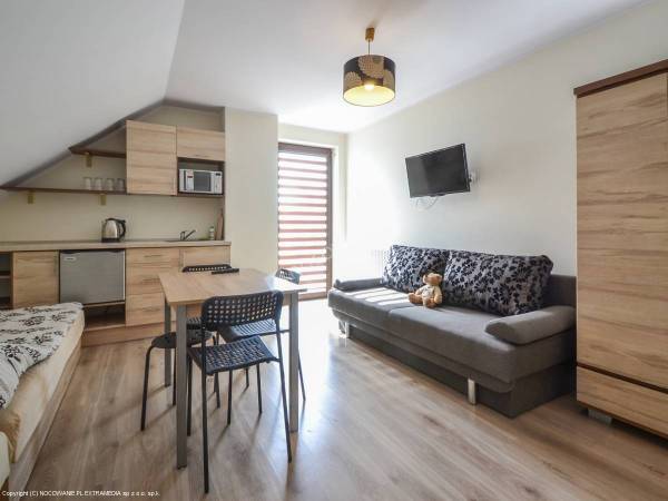 Pokój z łązienką, aneksme kuchennym i balkonem