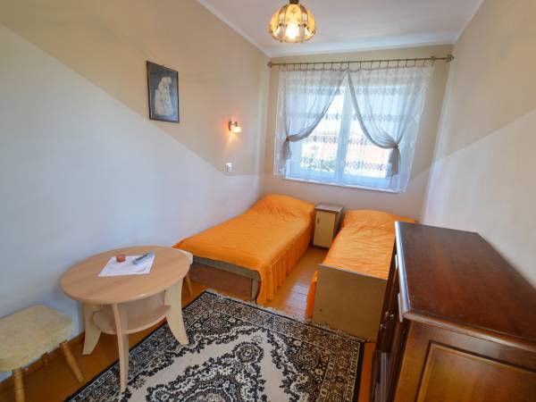 Pokój 2-osobowy z tarasem i wspólną łazienką. Nr 8