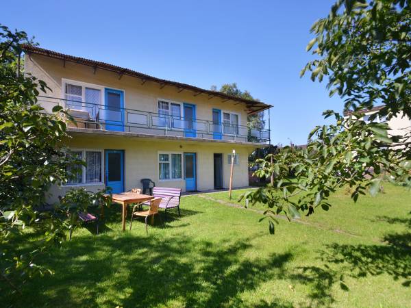 Błękitny domek -- wspólna łazienka na parterze.