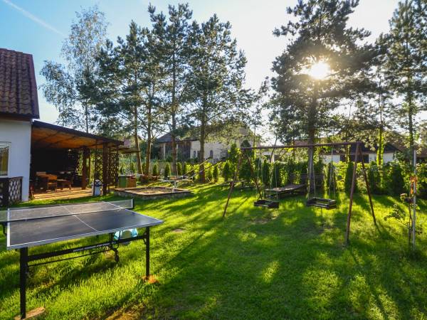 w głębi grill z altanką