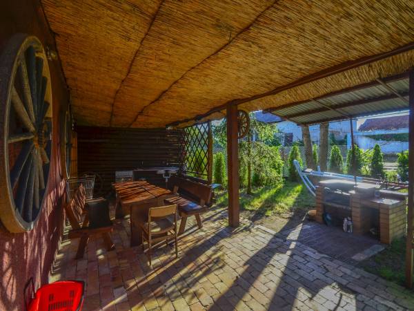 altanka z grilem , zlewem , kuchenką gazową i WC