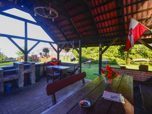 duża altana z grillem , zlewem i widokiem na jezioro