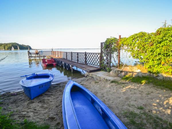 pomost ze sprzętem wodnym ( kajak , łódka , rowerek wodny)