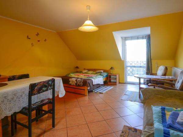 pokój nr 8 trzyosobowy na piętrze z tarasem i widokiem na jezioro