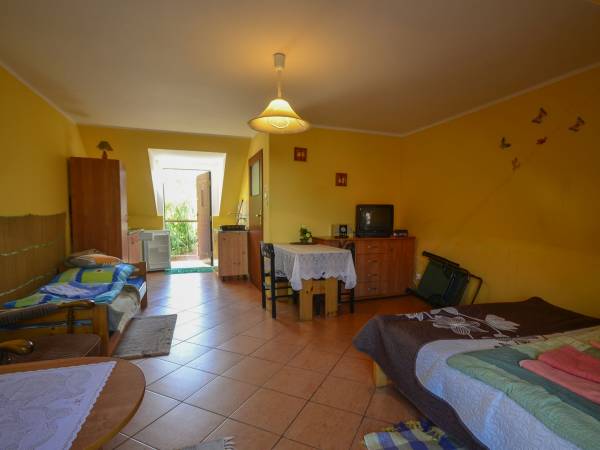 pokój nr 8 trzyosobowy na piętrze z widokiem na jezioro