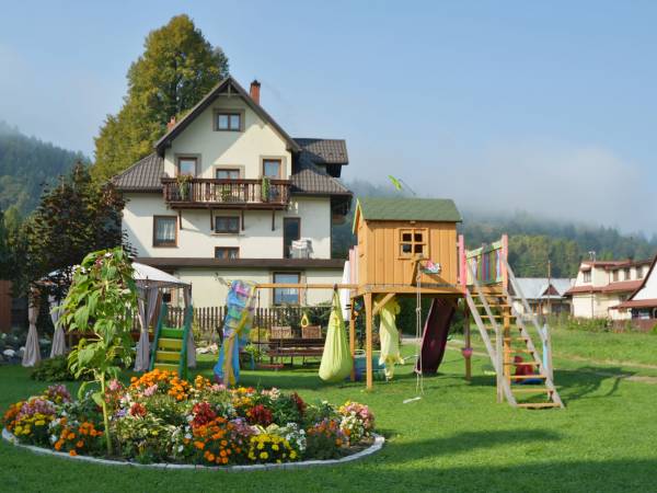 Plac zabaw w ogrodzie