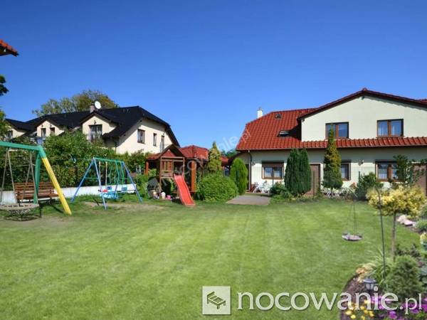 Dom widok z zewnątrz plus plac zabaw