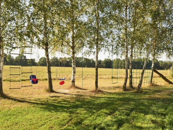 Plac zabaw z huśtawkami i drabinkami do wspinania