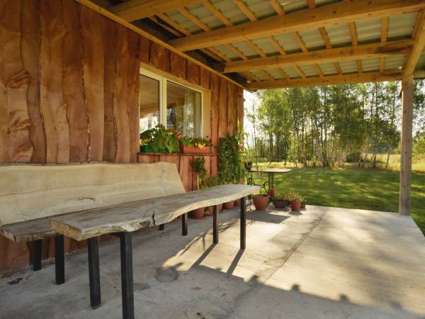 Domek nr 2 przestronny taras z dębowymi ławami