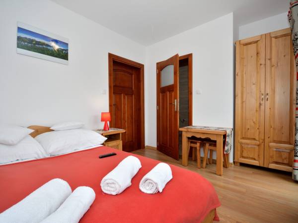 Pokój dwuosobowy z balkonem.