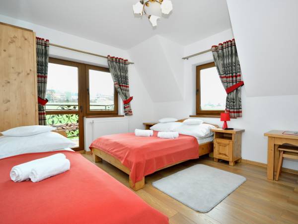 Pokój trzyosobowy z balkonem.