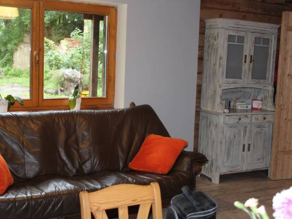 kanapa w salonie na parterze