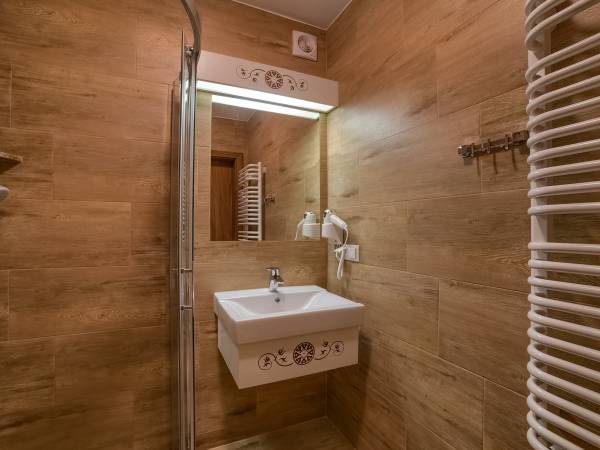 Łazienka w jednym z pokoi