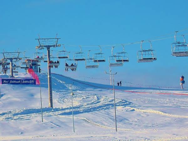 Stok/wyciąg - ok. 900 m od pensjonatu