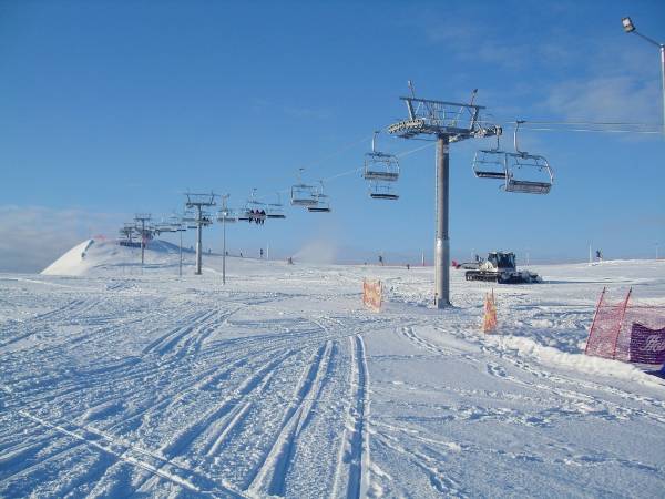 Wyciąg narciarski / wypożyczalnia nart / snowboardów - ok. 900 m od pensjonatu