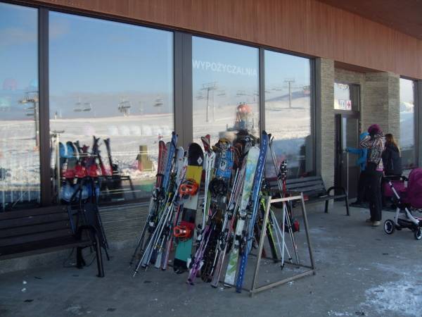 Wypożyczalnia nart - ok. 900 m od pensjonatu